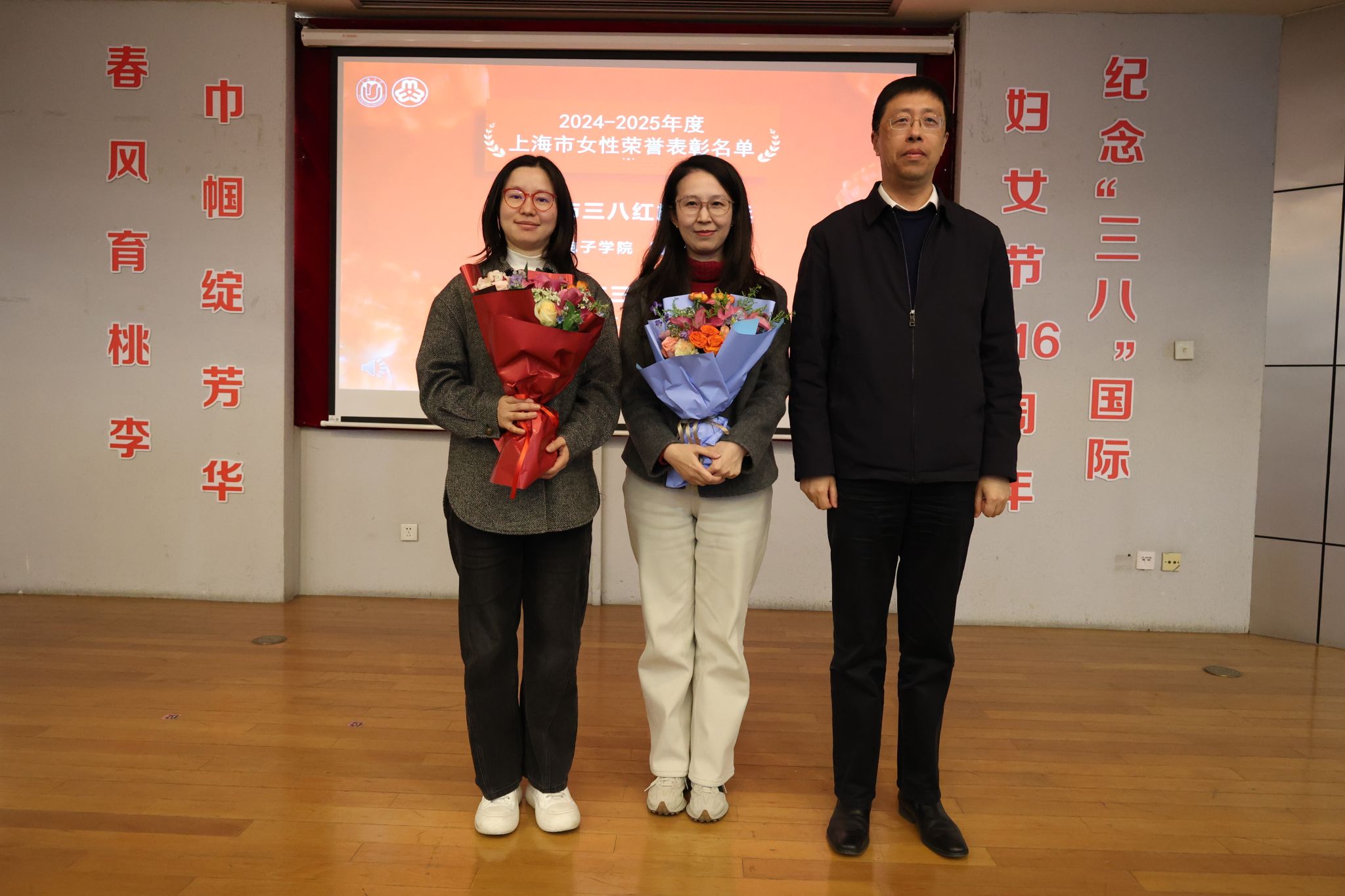 吴书记颁奖-周婷、曾丹.jpg