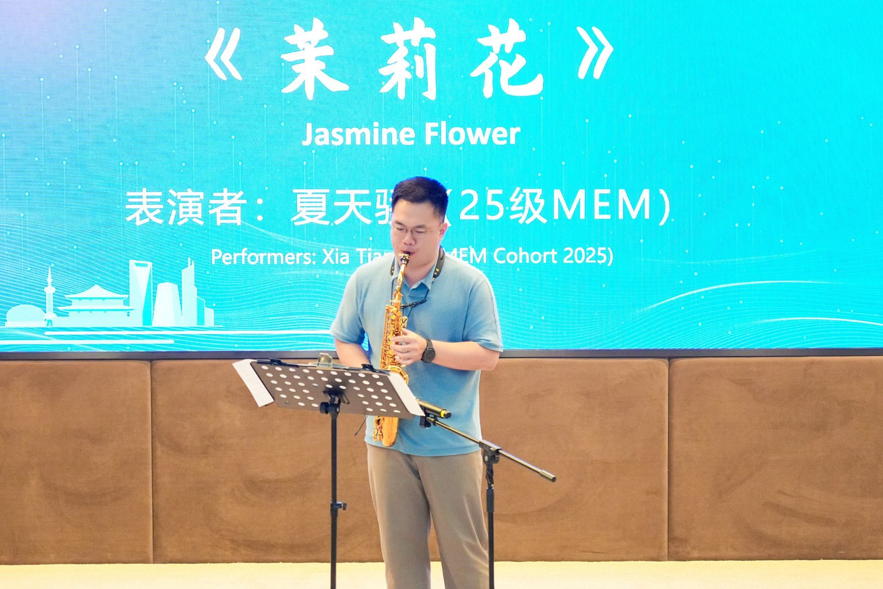 萨克斯表演 茉莉花_副本.jpg 萨克斯表演 茉莉花_副本.jpg