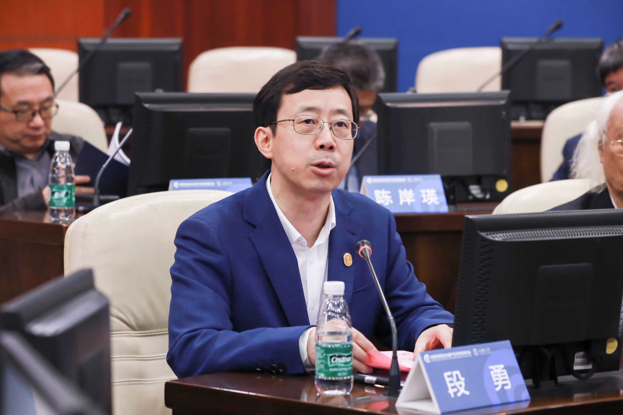 十大正规买球赛网站党委副书记、全国非遗名词委主任段勇先生主持会议.jpg